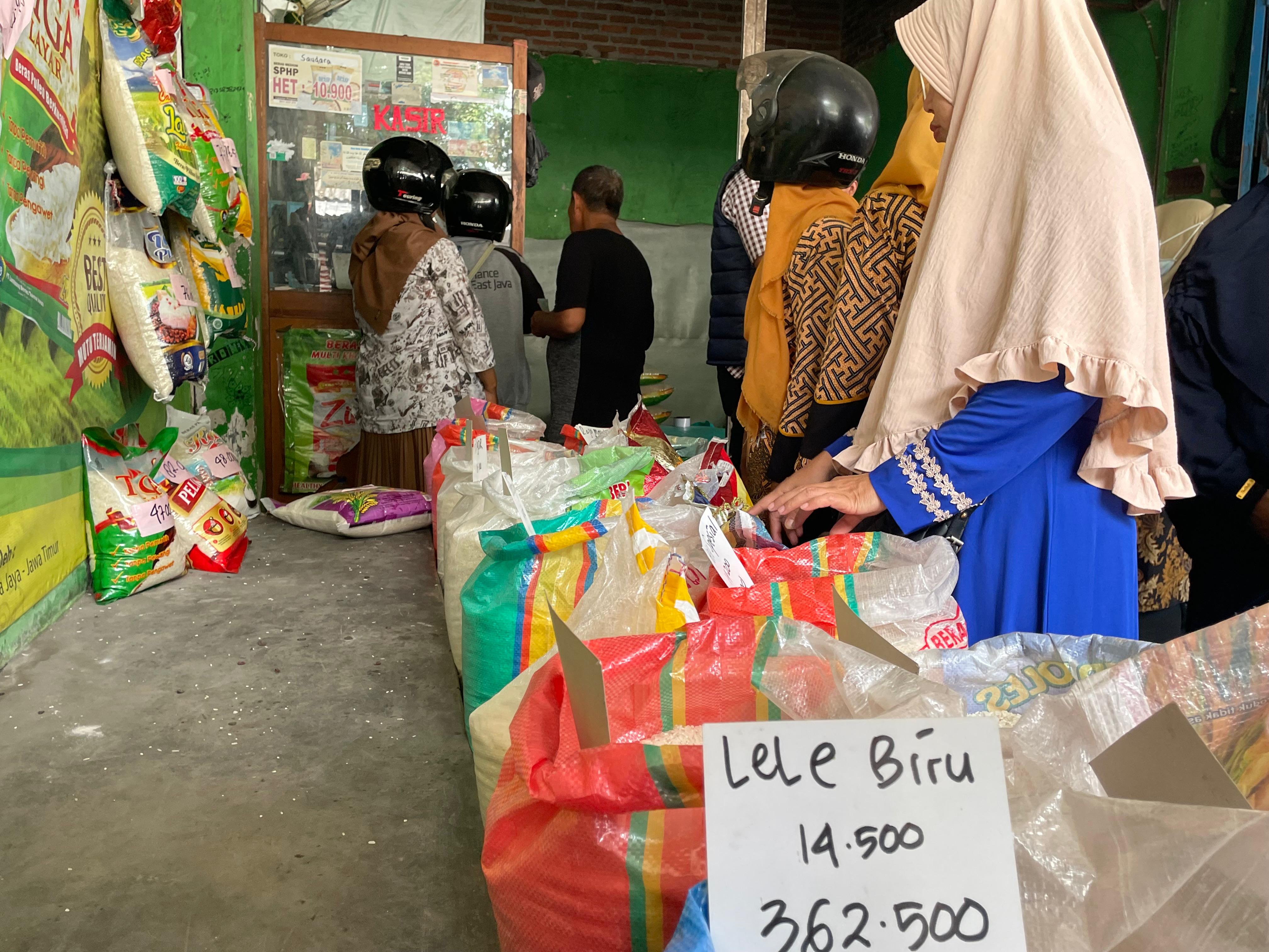 TERBATAS: Beras di Pasar Larangan mengalami kenaikan harga.