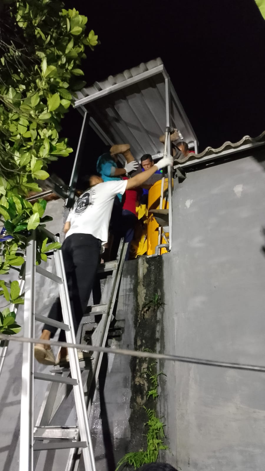 NAHAS: Jasad korban dievakuasi ke Rumah Sakit Pusdik Bhayangkara Porong, Kamis (10/7) malam.