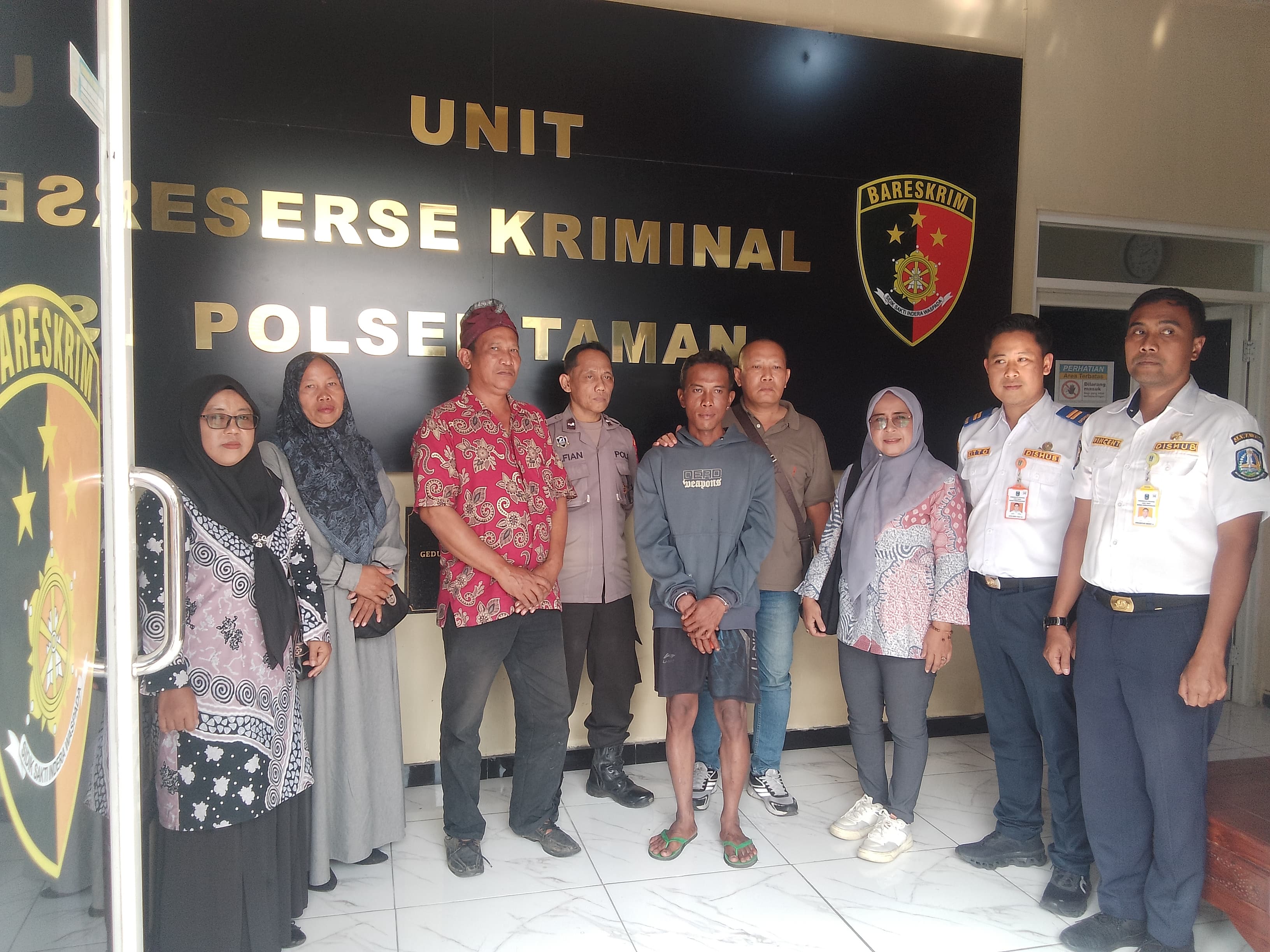NEKAT: Pihak Dishub Jatim bersama terduga pelaku perusakan (tengah) saat berada di Mapolsek Taman. (DIKY SANSIRI/RADAR SIDOARJO)