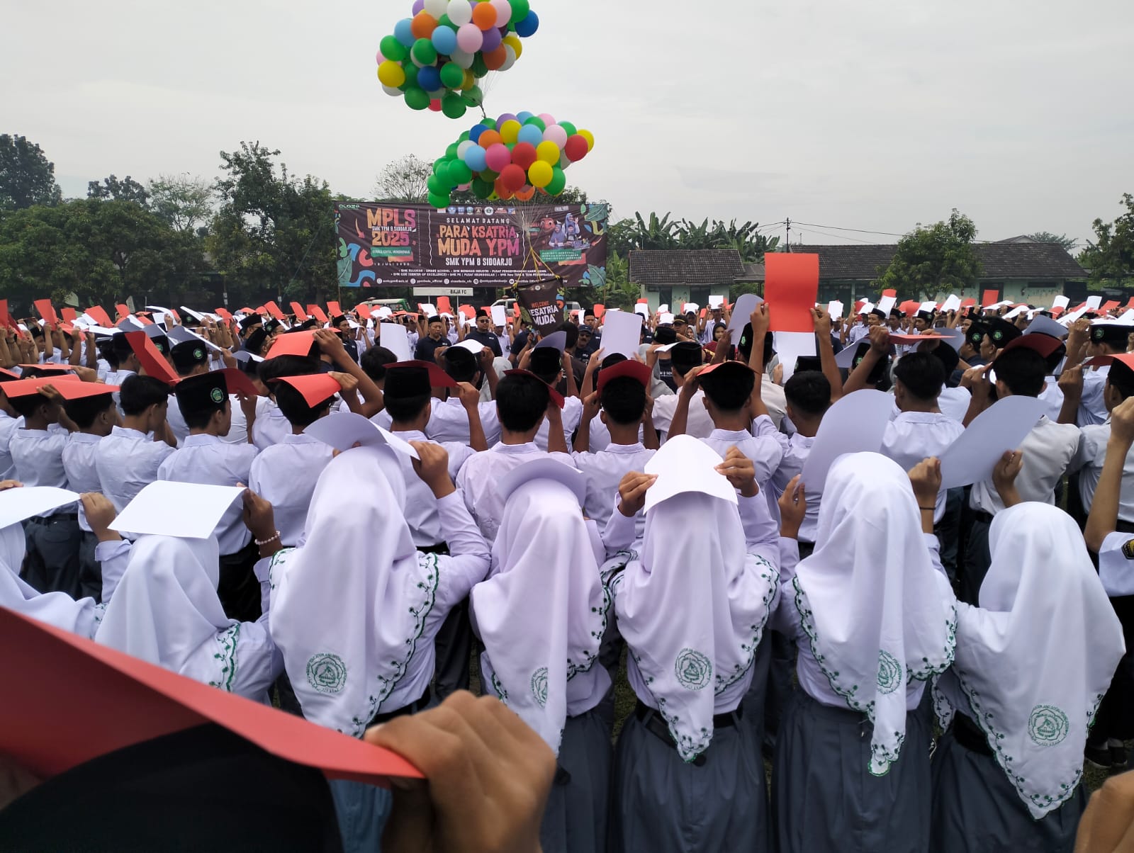 SEMANGAT : Siswa siswi SMK YPM 8 Sidoarjo melaksanakan MPLS.(ANAS/ RADAR SIDOARJO)&nbsp;