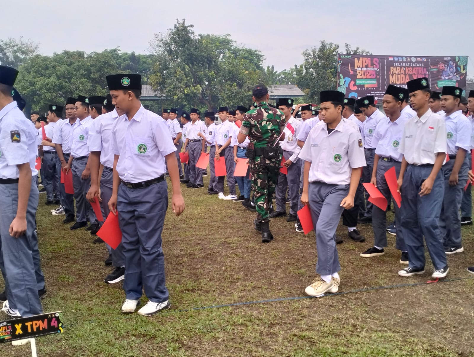DISIPLIN : para siswa SMK YPM 8 Sidoarjo saat melakukan baris berbaris dalam kegiatan MPLS. (ANAS/ RADAR SIDOARJO)&nbsp;