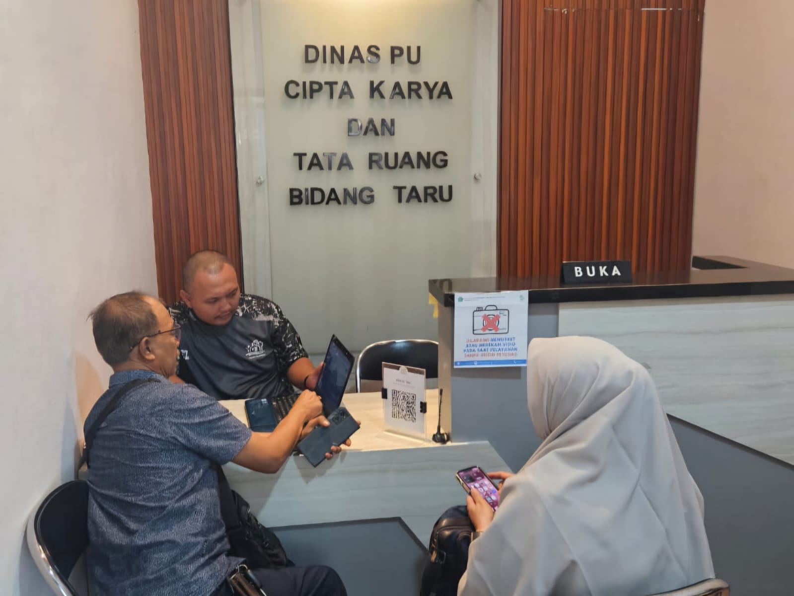 PELAYANAN MAKSIMAL: Proses perizinan di Dinas Perumahan Permukiman Cipta Karya dan Tata Ruang (Perkim CKTR) dilakukan dengan cepat dan mudah. (M SAIFUL ROHMAN/RADAR SIDOARJO)