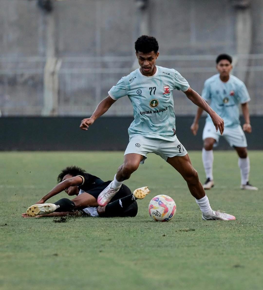 EVALUASI: Pemain Deltras Sidoarjo tersungkur, saat duel dengan pemain Madura United dalam uji coba tertutup. (IST/FOTO Madura United)