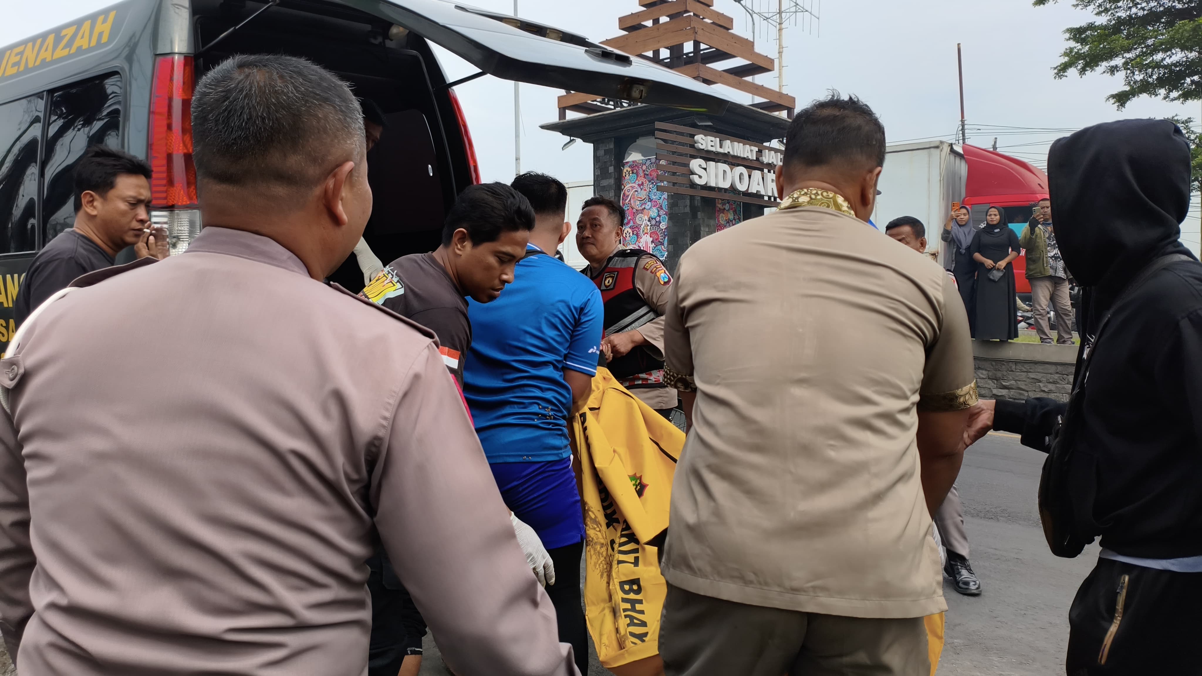 EVAKUASI: Polisi berhasil mengungkap identitas pemotor tewas di Kali Porong.