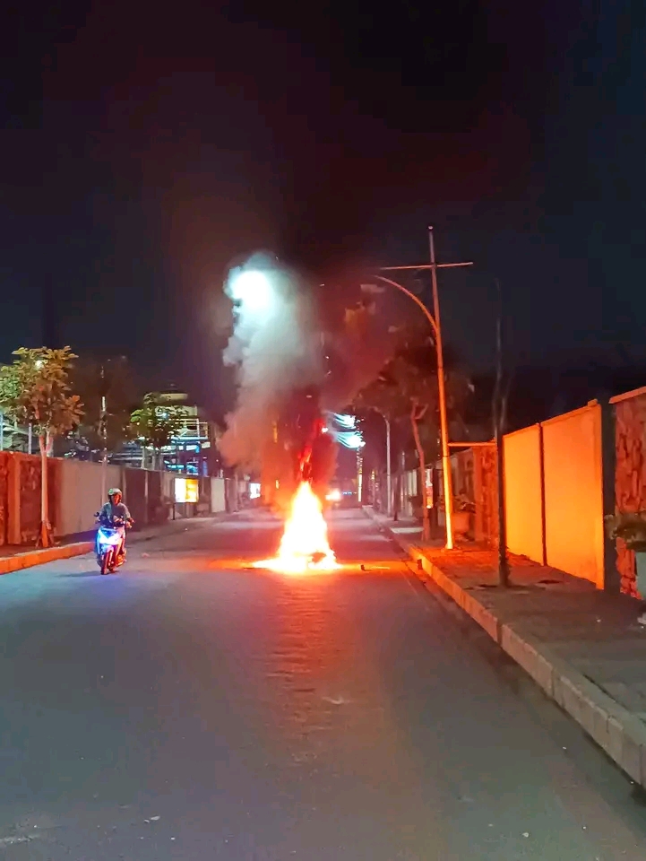 HANGUS: Kondisi motor yang dibakar saat terjadi bentrokan di Waru, Sidoarjo, Minggu (13/7). (DIKY SANSIRI/RADAR SIDOARJO)