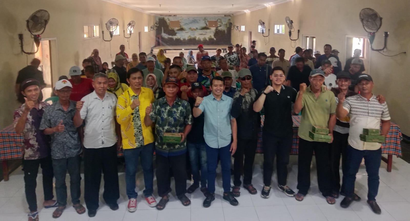 ASPIRASI : Warga Gempolsari, Tanggulangin, Sidoarjo bersama Wakil Ketua Komisi A DPRD Sidoarjo Mas Adiel. Mereka meminta solusi dampak banjir dan perbaikan jalur alternatif. (IST/RADAR SIDOARJO)