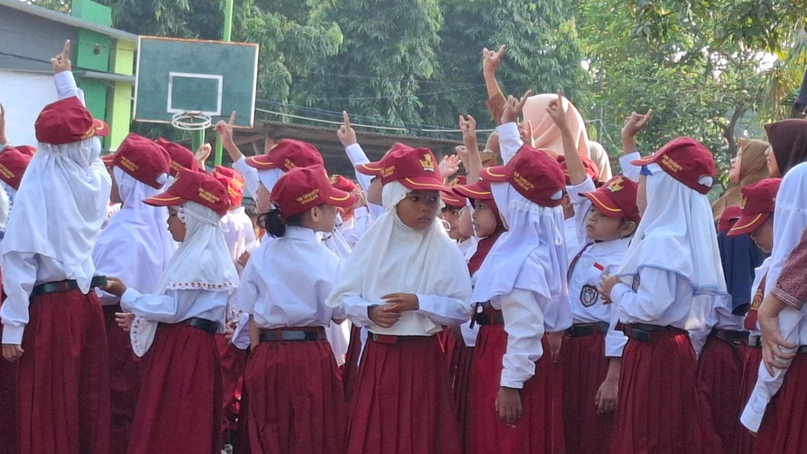 RIANG GEMBIRA: Siswa SDN Sidokerto saat hari pertama masuk sekolah. (M SAIFUL ROHMAN/RADAR SIDOARJO)