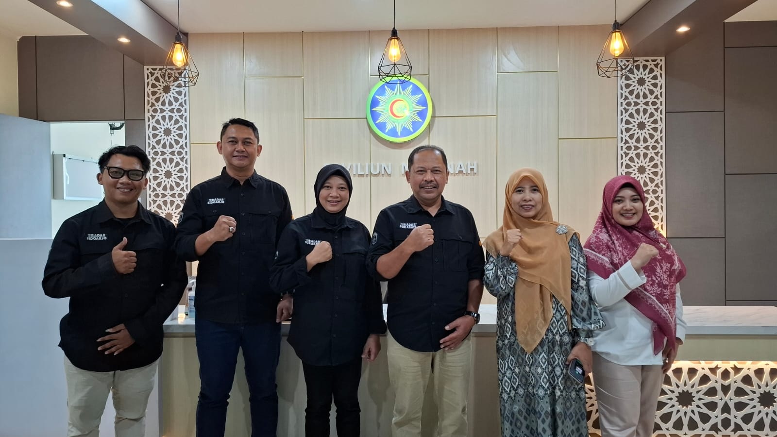 SINERGIS: Direktur Marketing dan Keuangan Holding Aumkes PCM Sepanjang, Widi Astuti, SE.MMR (dua dari kanan) bersama Direktur Radar Surabaya, Lilik widyantoro (tiga dari kanan).