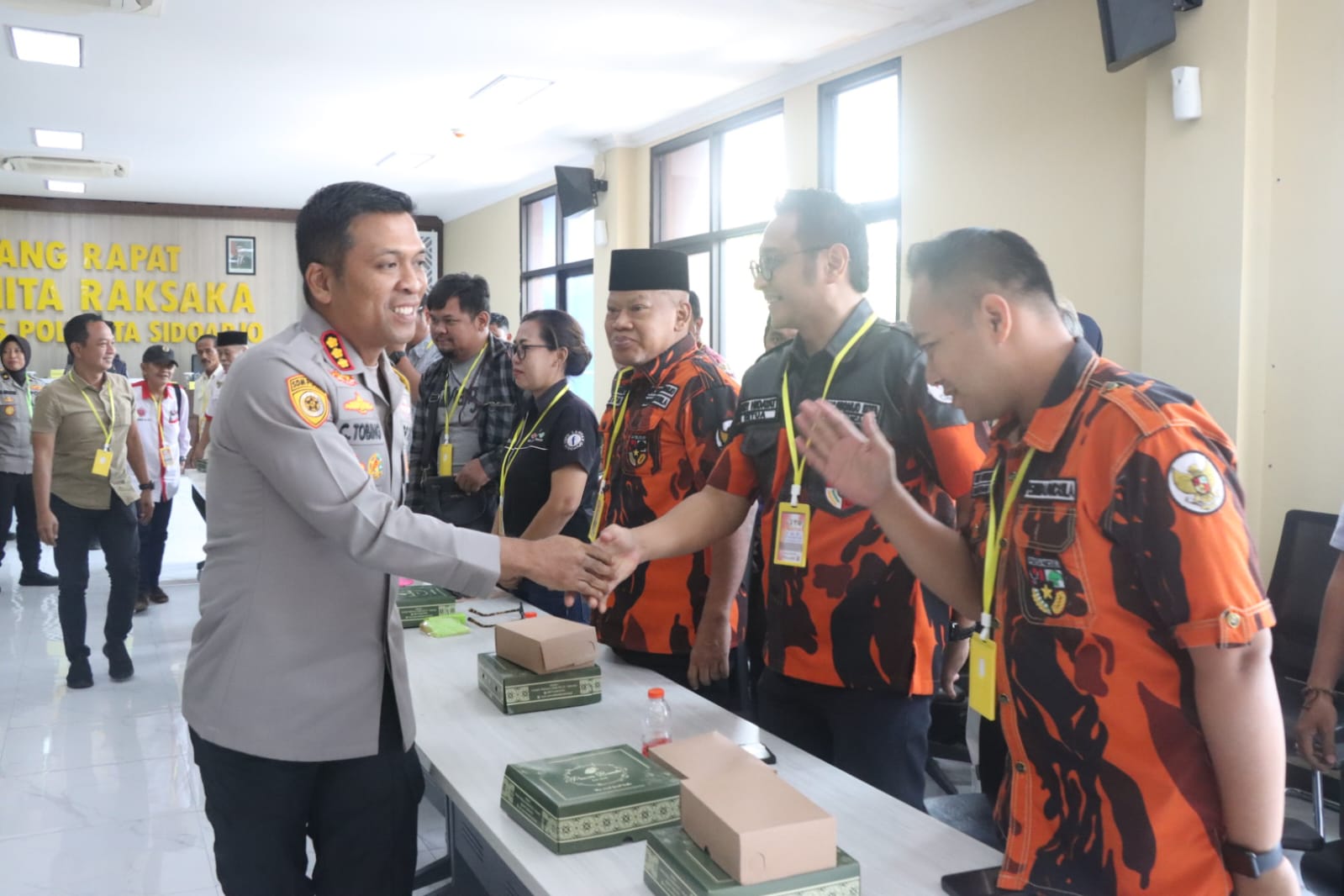 SINERGI: Kapolresta Sidoarjo Kombes Pol Christian Tobing ajak masyarakat diskusi, Selasa (15/7).