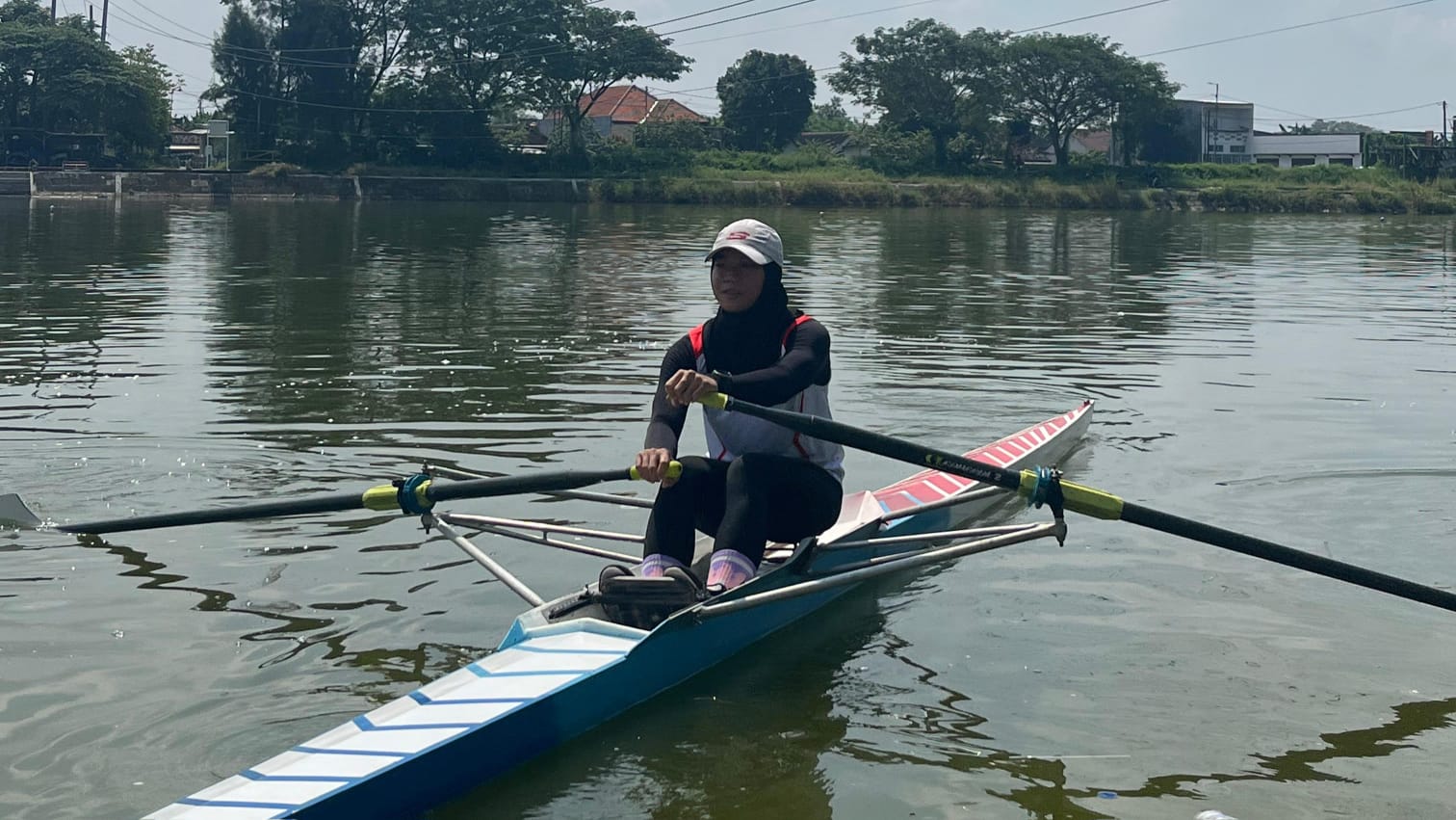 MEMBANGGAKAN: Galuh Dwi Aulia saat mendayung perahu.