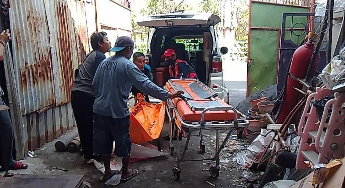 NAHAS: Jenazah dievakuasi ke mobil ambulans di Wedoro, Waru, Rabu (16/7). (DIKY SANSIRI/RADAR SIDOARJO)