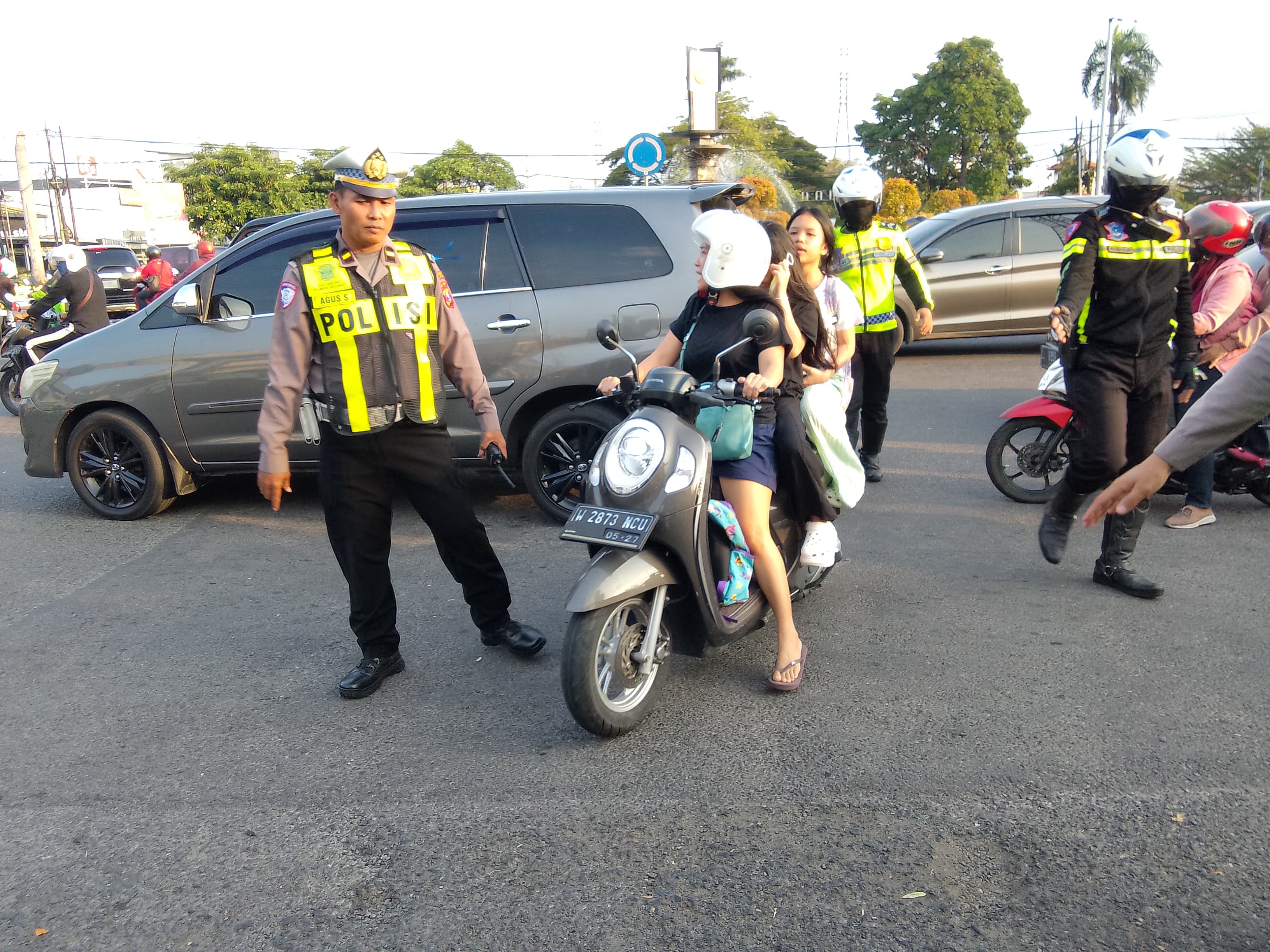 DITINDAK: Petugas Satlantas Polresta Sidoarjo menggelar Operasi Patuh Semeru 2025 di Bundaran Taman Pinang Indah, Sidoarjo. (DIKY SANSIRI/RADAR SIDOARJO)