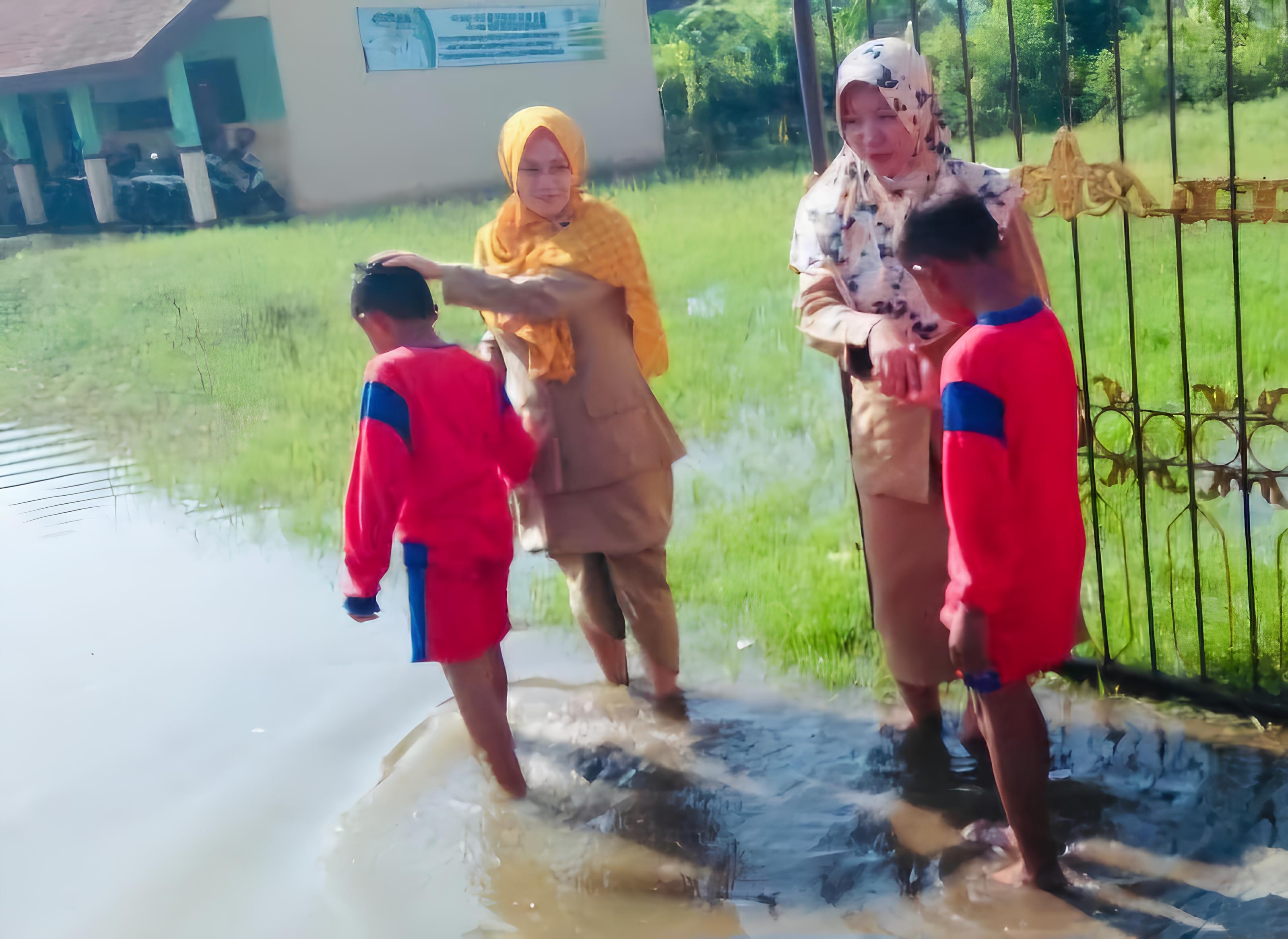 MENGGANGGU: Siswa SDN Banjarasri Tanggulangin harus rela masuk dengan kondisi sekolah yang digenangi banjir. (FOTO ISTIMEWA)