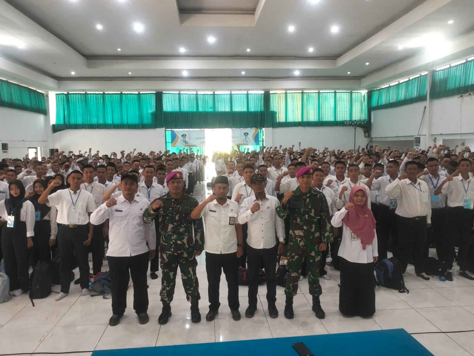 SINERGI : Kepala SMKN 3 Buduran, Rahadi Supratikto,M.Pd (tengah) bersama personel dari Satuan Brigif 2 Marinir Gedangan Sidoarjo dan siswa dalam kegiatan MPLS. (ANAS/RADAR SIDOARJO)