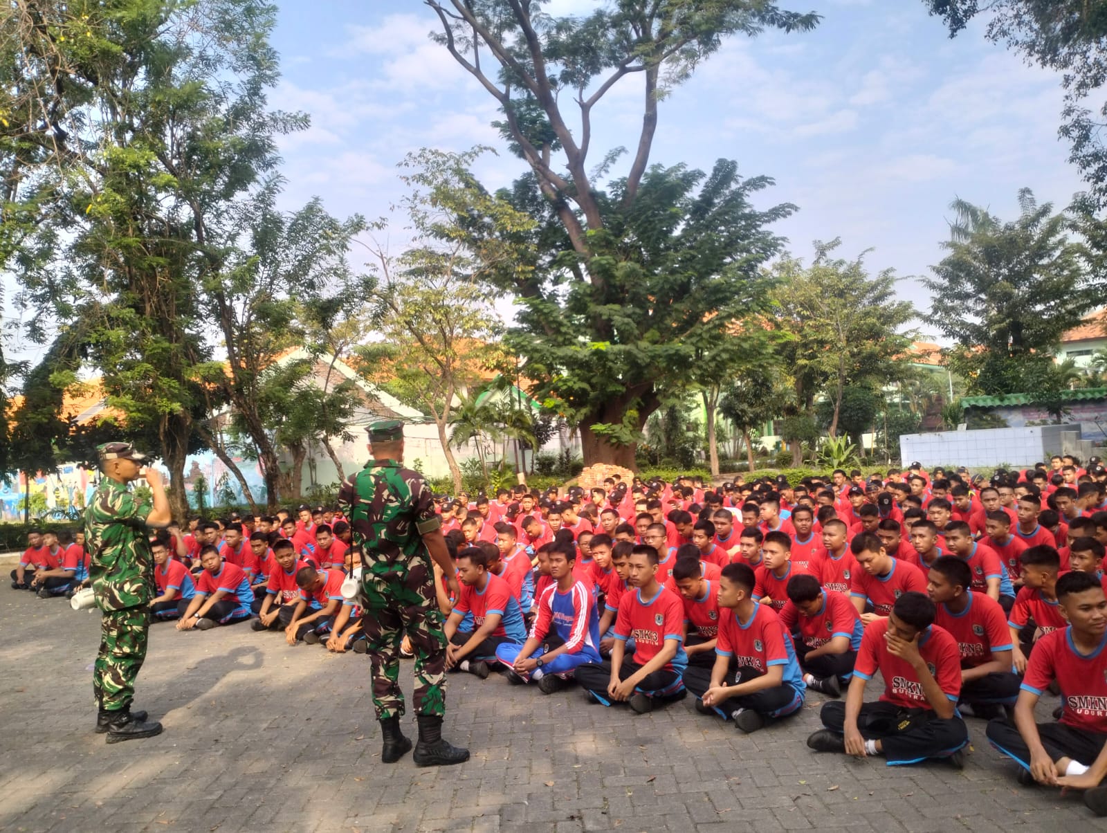 DISIPLIN : Personel dari Satuan Brigif 2 Marinir Gedangan Sidoarjo saat memberikan arahan latihan PBB. (ANAS/RADAR SIDOARJO)