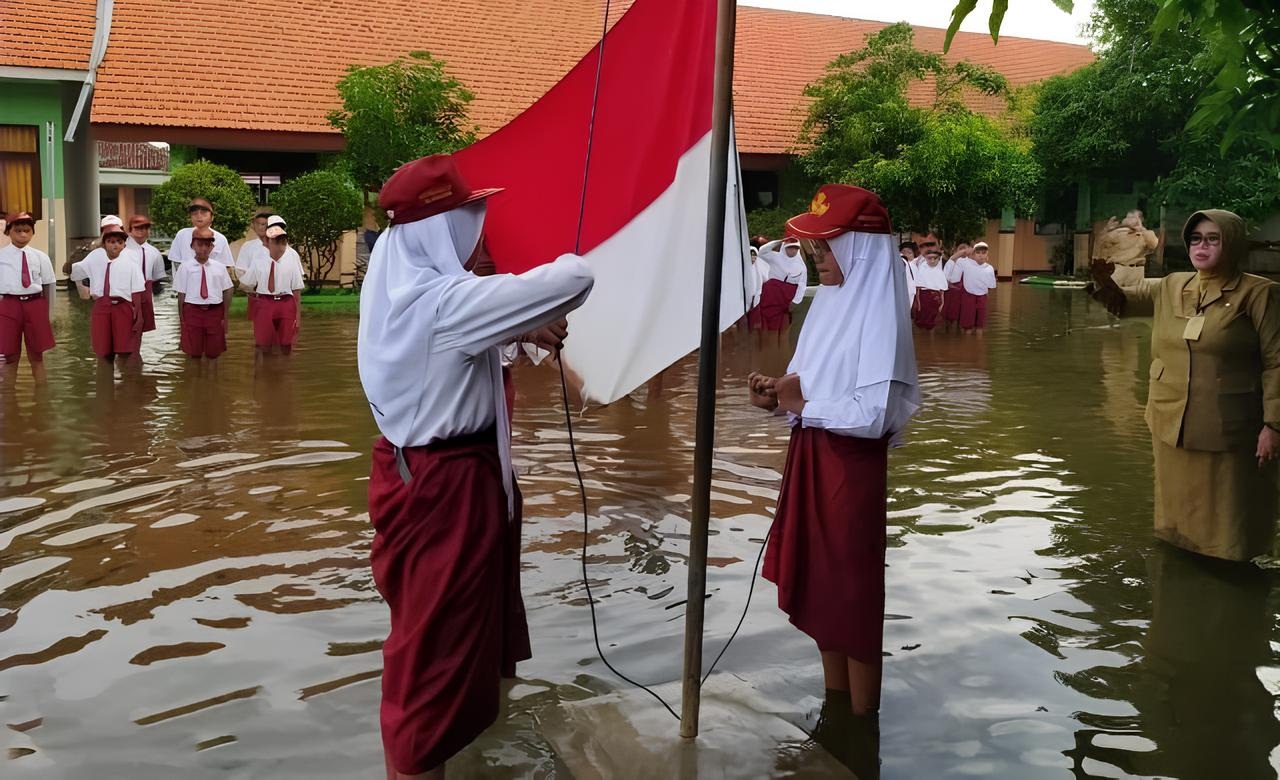 TERGANGGU: Siswa SDN Banjarasri saat upacara dengan kondisi tergenang banjir. (FOTO ISTIMEWA)