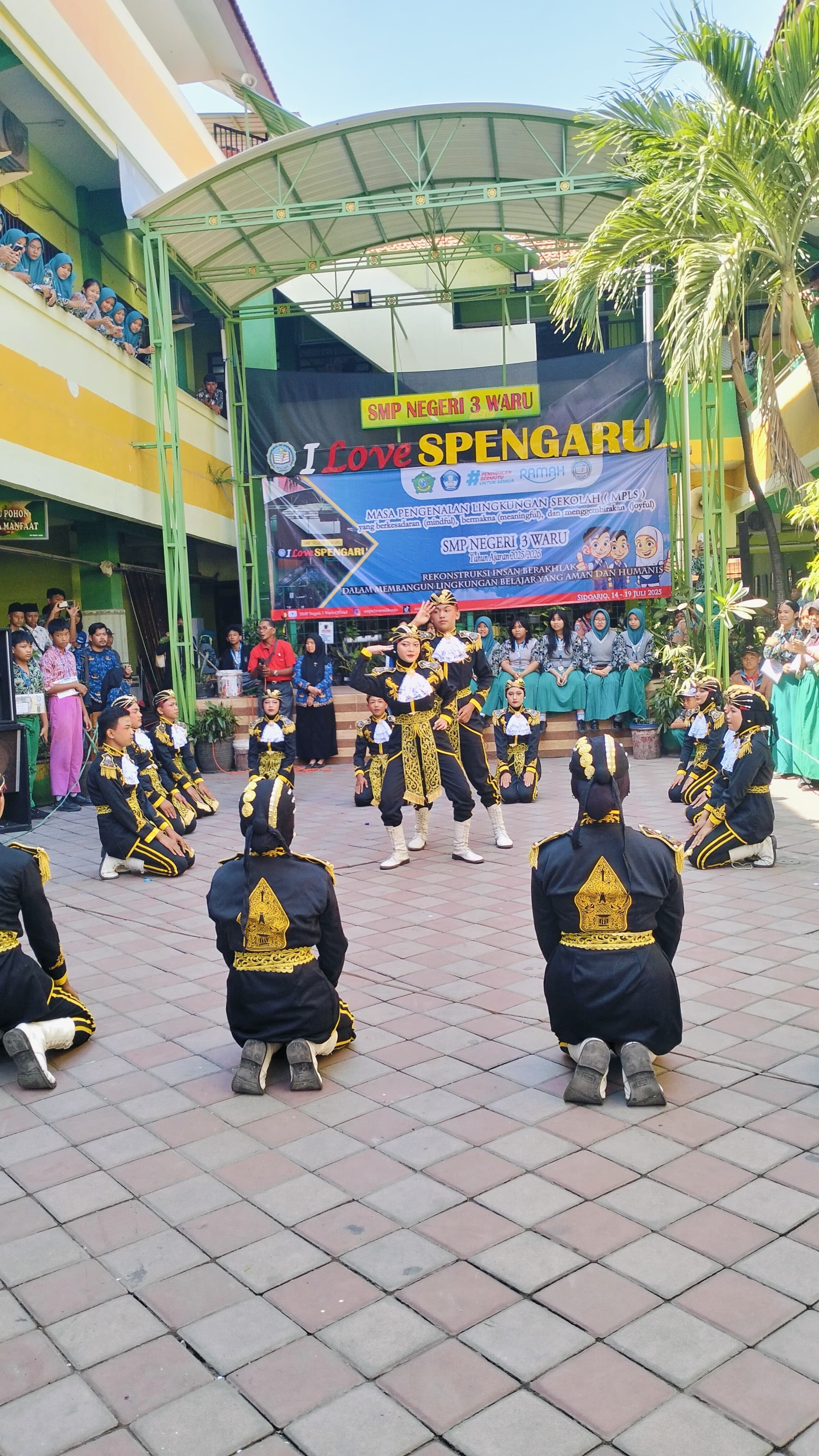 PRESTASI: Siswa siswi SMPN 3 Waru saat melaksanakan MPLS 2025. (ANAS/RADAR SIDOARJO)