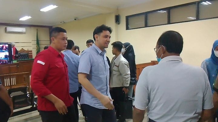 AGENDA SAKSI: Terdakwa Imam Fauzi (tengah) usai menjalani sidang di Tipikor Surabaya. (DIKY SANSIRI/RADAR SIDOARJO)