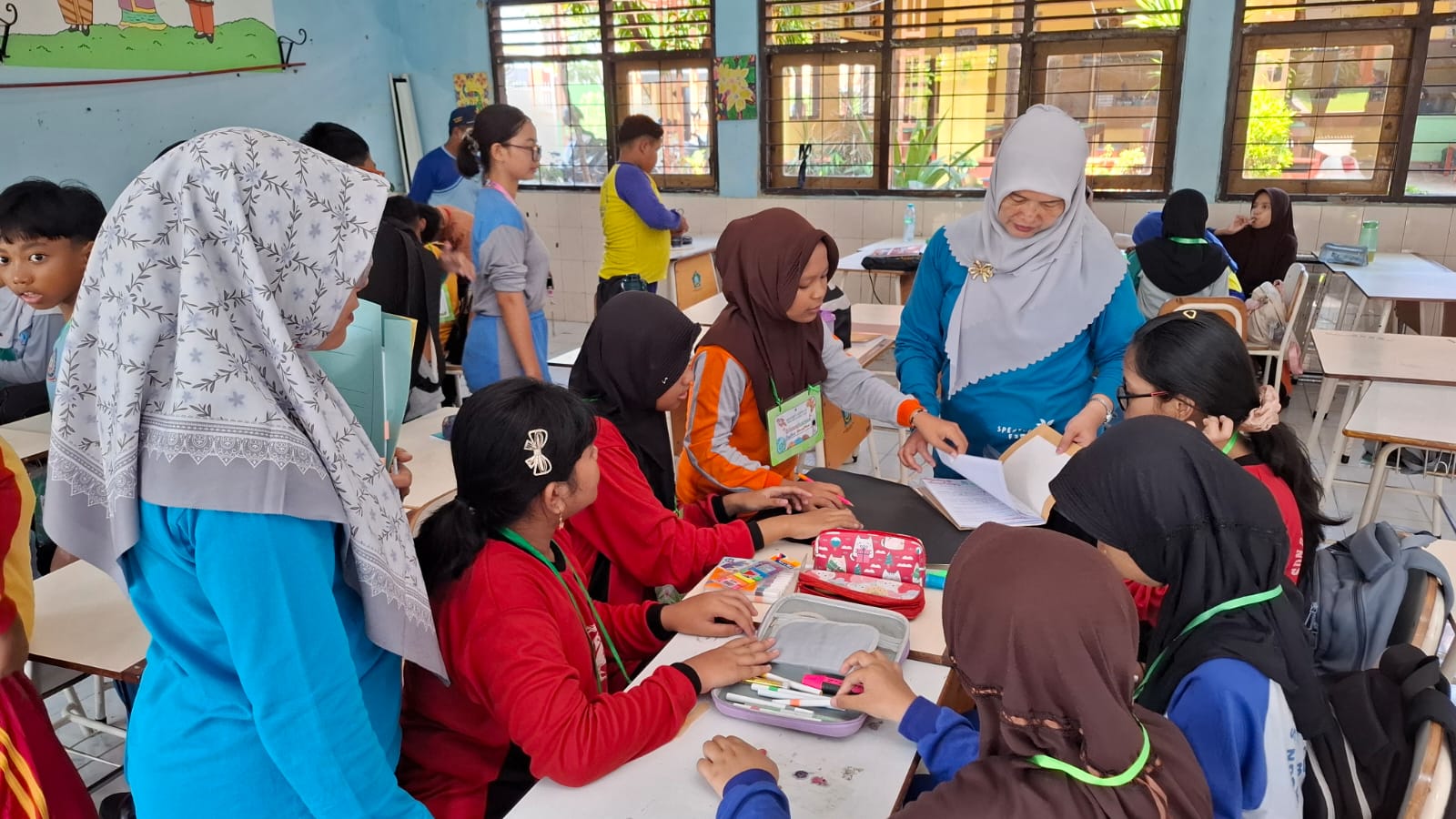 ANALISA: Para siswa diskusi usai observasi di lapangan.