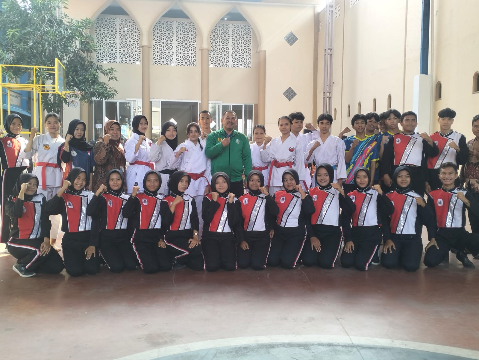 BERPRESTASI: Atlet SMK Antartika 2 Sidoarjo yang tampil gemilang di ajang Porprov Jawa Timur.(ANAS/RADAR SIDOARJO)&nbsp;