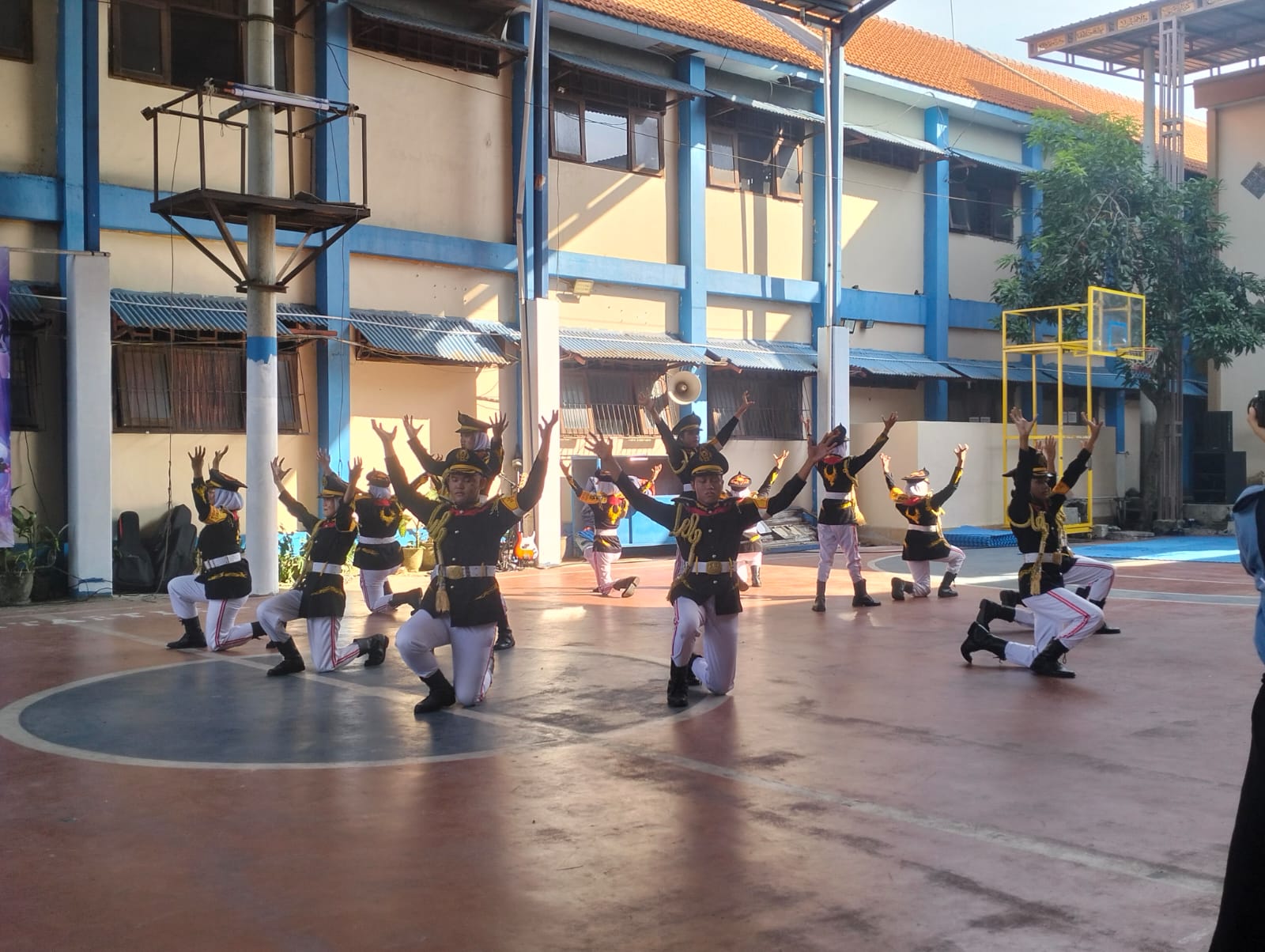 KOMPAK : Paskibra SMK Antartika 2 Sidoarjo saat ujuk gigi dihadapan siswa MPLS. (ANAS/RADAR SIDOARJO)&nbsp;