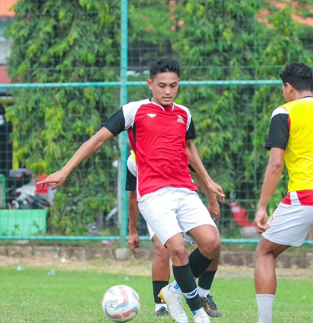 PERSIAPAN: Pemain Deltras Sidoarjo, Martinus Novianto saat latihan.&nbsp; (FOTO DELTRAS)