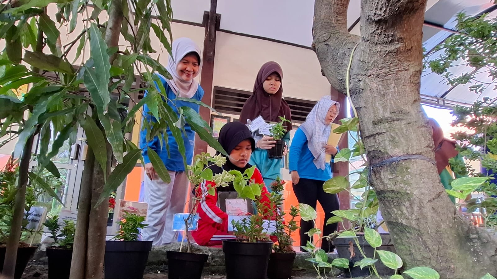 PENGHIJAUAN: Para siswa saat melakukan penanaman pohon.