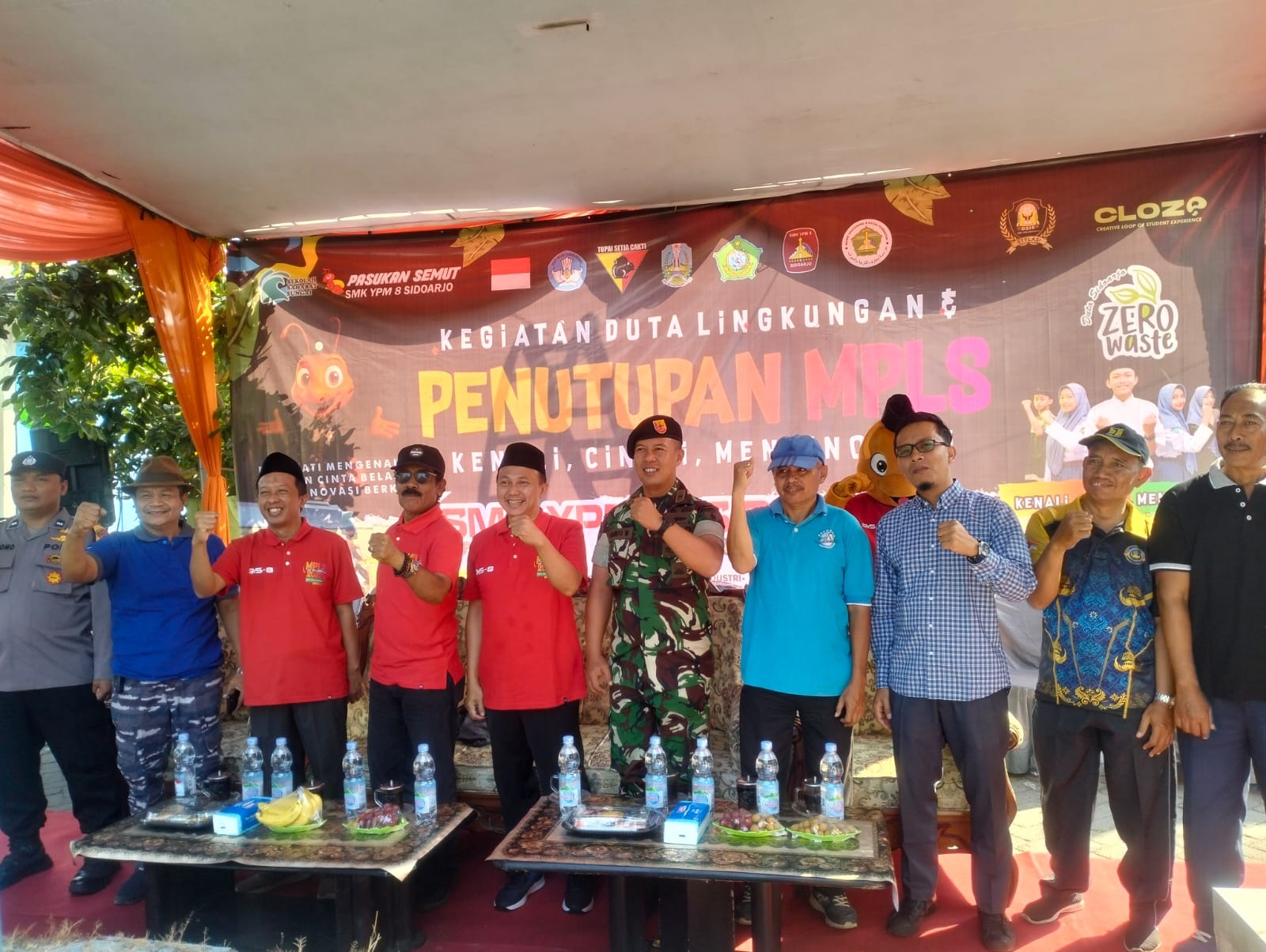 AKSI NYATA: Ketua YPM Ahmad Makki didampingi Kepala SMK YPM 8 Sidoarjo, Kisyanto bersama undangan dalam kegiatan penutupan MPLS SMK YPM 8 Sidoarjo. (ANAS/RADAR SIDOARJO)