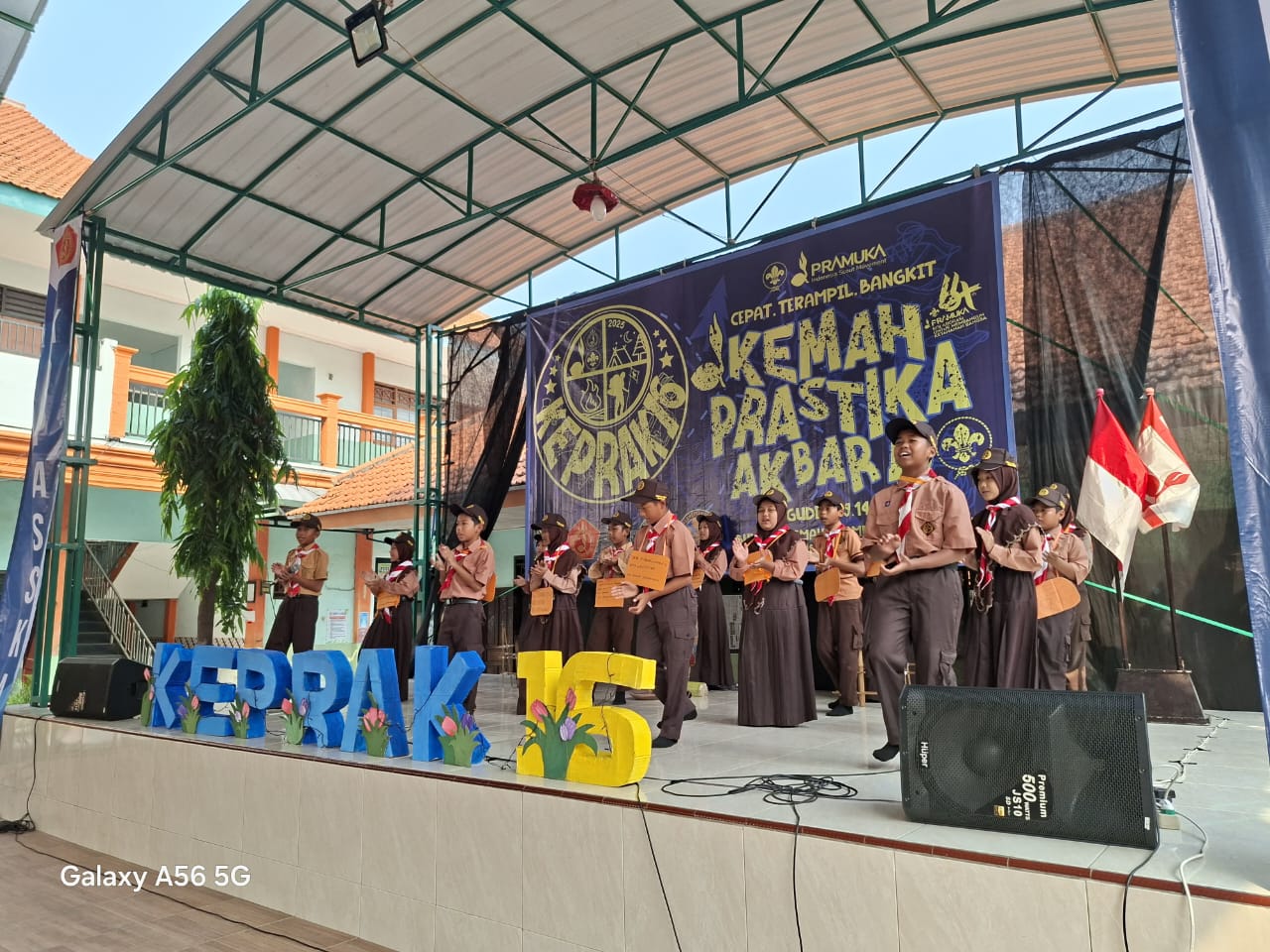 KREATIF: Pentas seni SMPN 3 Krian dalam kegiatan MPLS. (ANAS/ RADAR SIDOARJO)