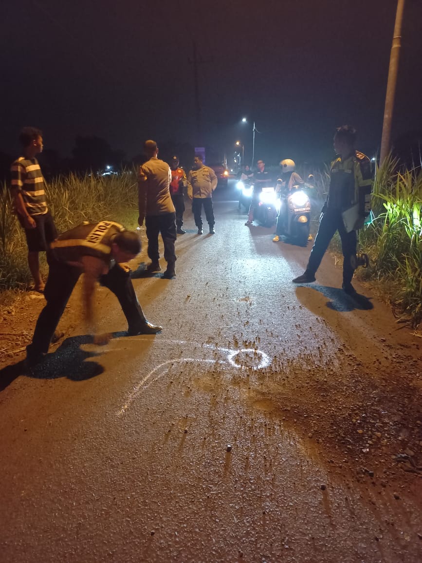 NAHAS : Polisi sedang melakukan olah TKP kecelakaan di Jalan Tuang Luwung, Tulangan, Sidoarjo. Satu remaja meninggal setelah berboncengan tiga dan tersenggol truk. (IST/RADAR SIDOARJO)
