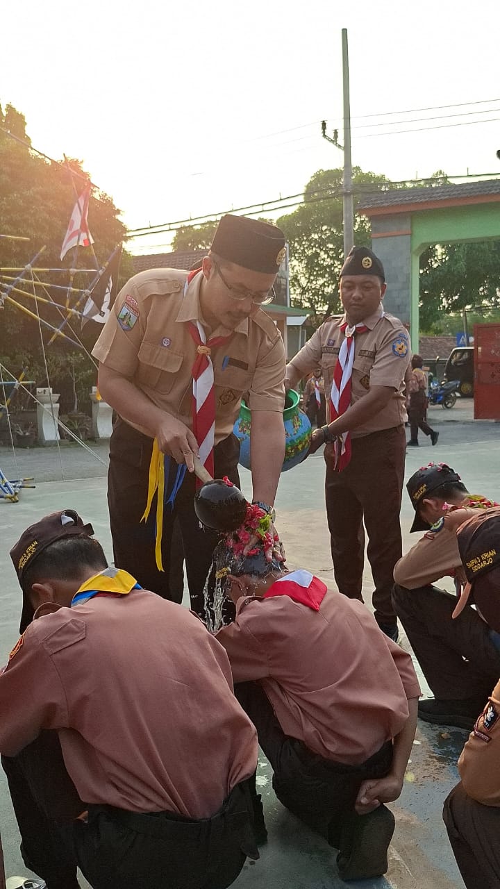 ANTUSIAS: MPLS hari terkahir SMPN 3 Krian ditutup dengan Kemah Prastika Akbar. (ANAS/RADAR SIDOARJO)