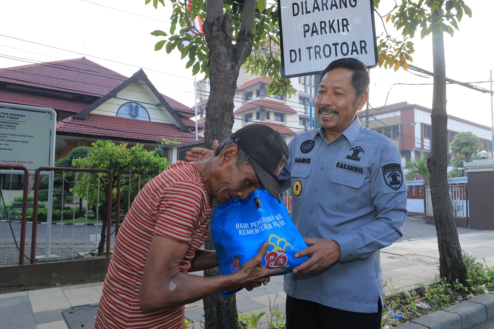 PEDULI: Kakanwil Kemenkum Jatim Haris Sukamto membawa paket sembako untuk warga.