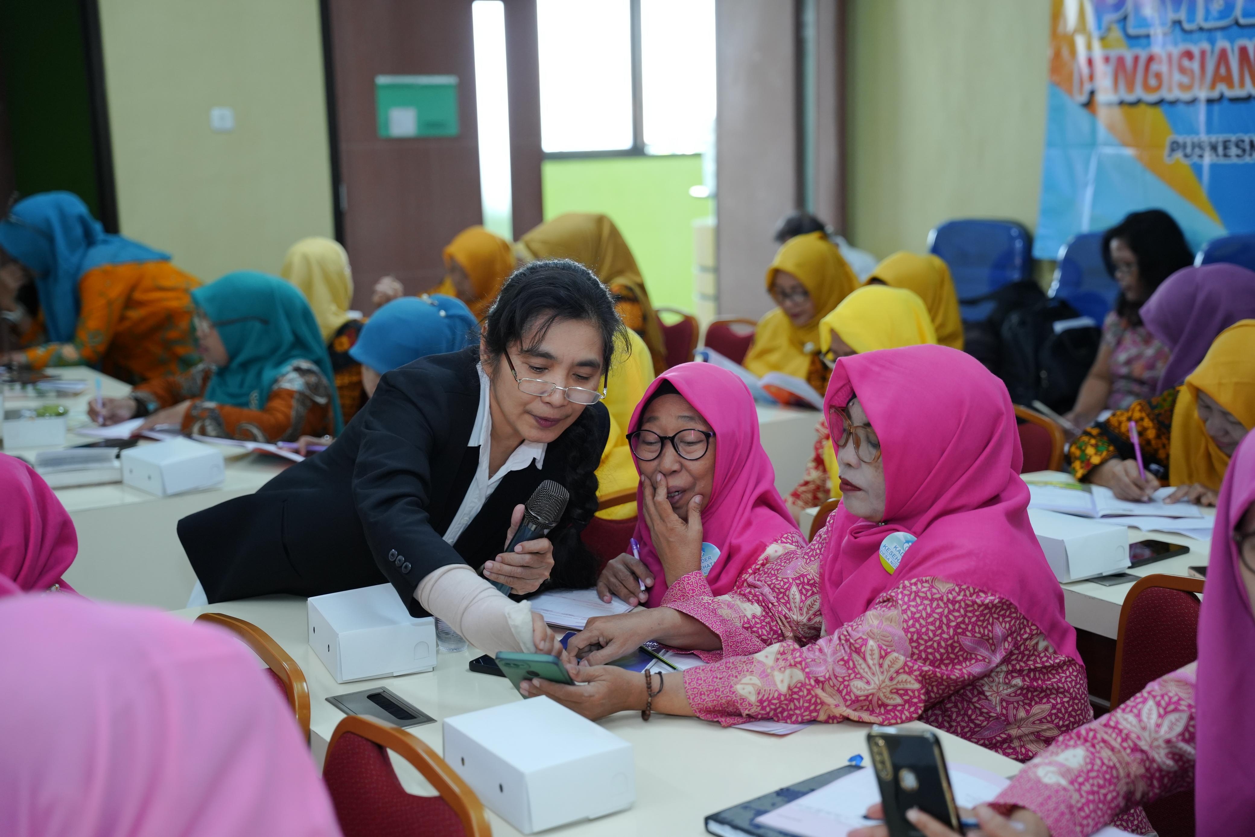 BERMANFAAT: Dosen FK Unair, Dr. Lilik Djuari, dr., MKes. saat mensosialisasikan buku Kesehatan Lansia kepada kader kesehatan di Puskesmas Waru.