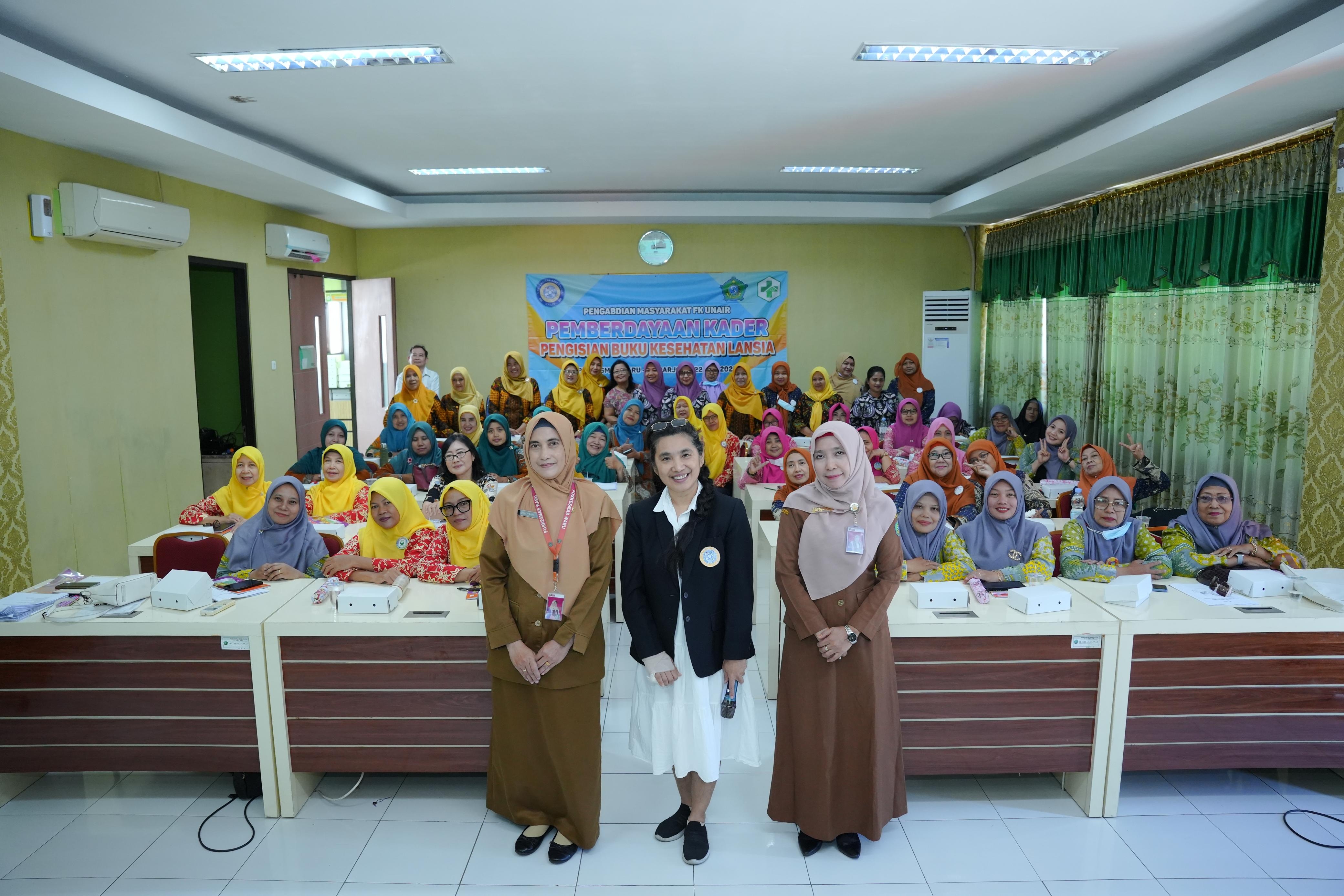 SINERGI: Dosen FK Unair, Dr. Lilik Djuari, dr., MKes (tengah) foto bersama peserta sosialisasi pengisian buku Kesehatan Lanjut Usia di Puskesmas Waru. (M SAIFUL ROHMAN/RADAR SIDOARJO)