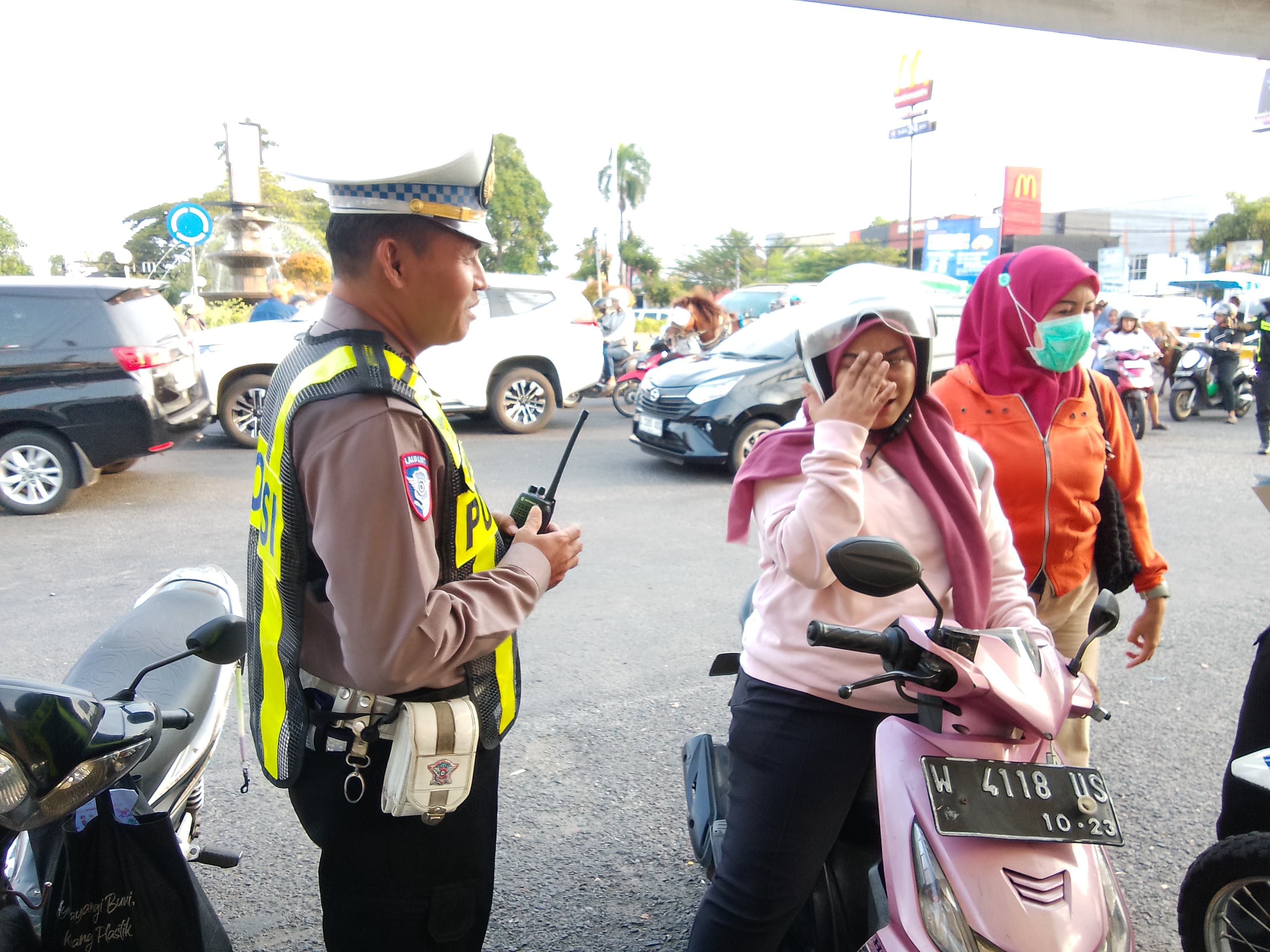 TEGAS: Anggota Satlantas Polresta Sidoarjo saat menindak para pelanggar lalu lintas. (DIKY SANSIRI/RADAR SIDOARJO)