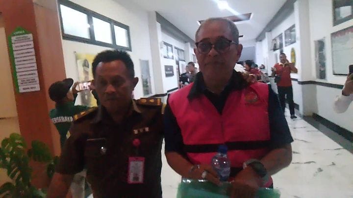 TERSANGKA: Sulaksono, Kepala Dinas Perkim CKTR Sidoarjo periode (2007&ndash;2012) dan (2017&ndash;2021) saat akan ditahan Kejari Sidoarjo. (DIKY SANSIRI/RADAR SIDOARJO)