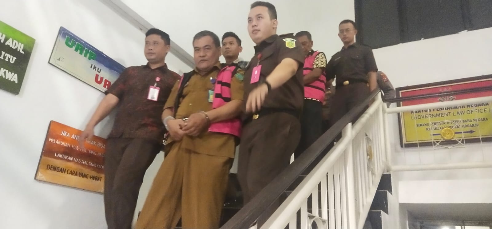 TAK TRANSPARAN: Kepala Desa Entalsewu Sukriwanto (depan), dan Ketua BPD Entalsewu, Asrudin ditahan Kejari. (DIKY SANSIRI/RADAR SIDOARJO)