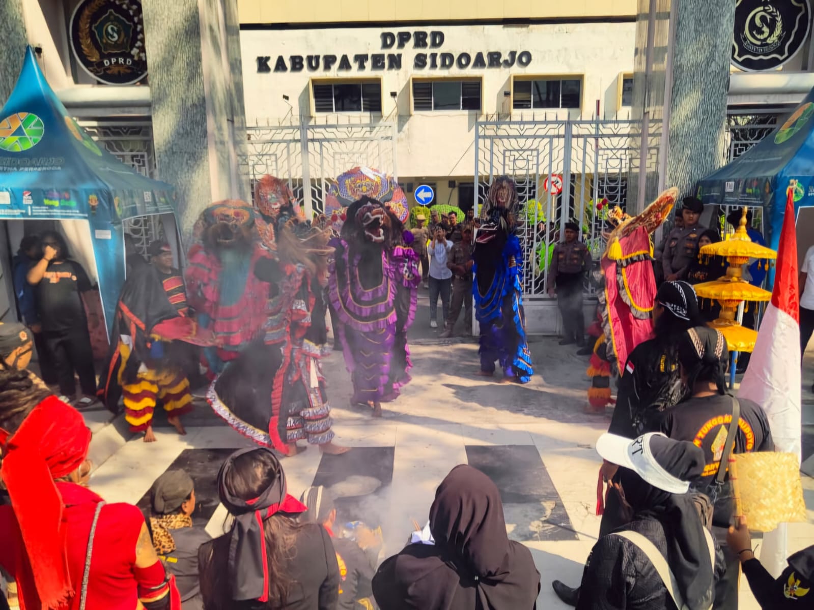 TAMPIL DULU: Sambil membawa alat kesenian, para seniman datang ke kantor DPRD Sidoarjo. (M SAIFUL ROHMAN/RADAR SIDOARJO)