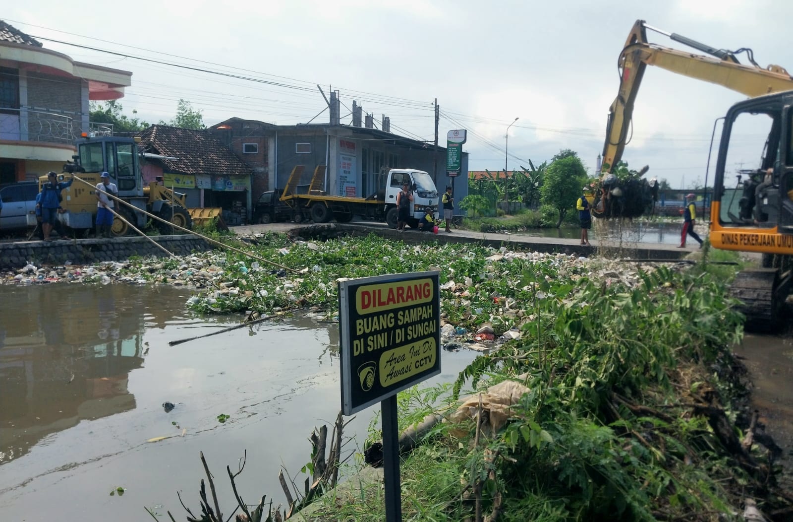 JAGA LINGKUNGAN: Tim Satgas Pengairan bersihkan sungai di Kecamatan Taman.