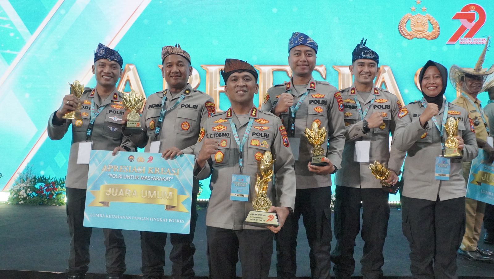 MEMBANGGAKAN : Kapolresta Sidoarjo Kombes Pol Christian Tobing (tiga dari kiri) bersama pejabat utama (PJU) menerima enam penghargaan dari Kapolri. (IST/RADAR SURABAYA)