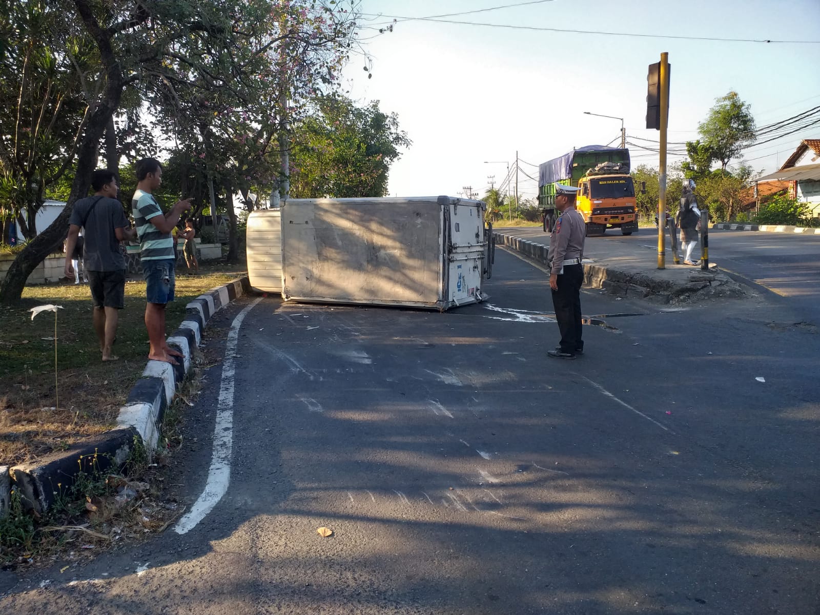 APES: Polisi sedang berada di Bypass Balongbendo untuk membantu proses evakuasi truk, Rabu (23/7) sore.