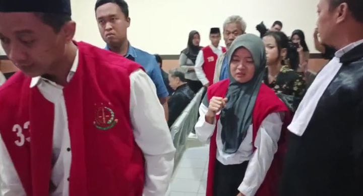 PEMBELAAN : Terdakwa pasutri usai jalani sidang di Pengadilan Negeri Sidoarjo. (DIKY SANSIRI/RADAR SIDOARJO)