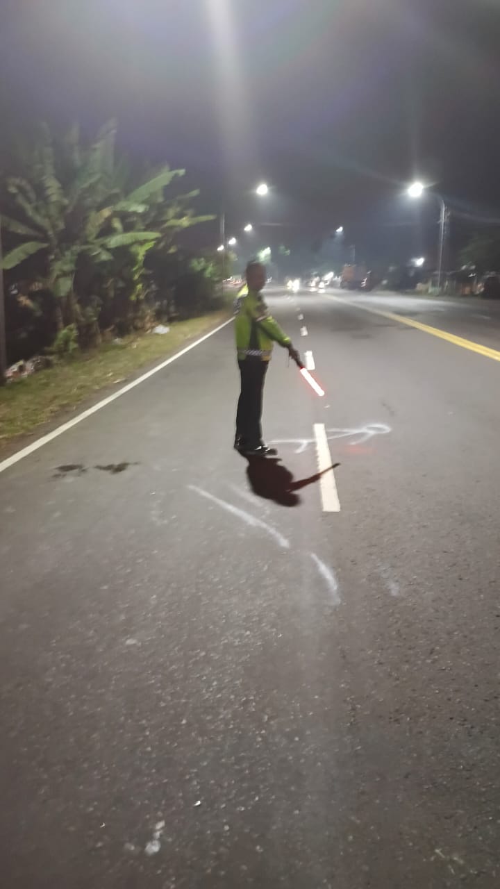 NAHAS: Polisi melakukan olah TKP di Seduri, Balongbendo, Selasa (22/7) malam.