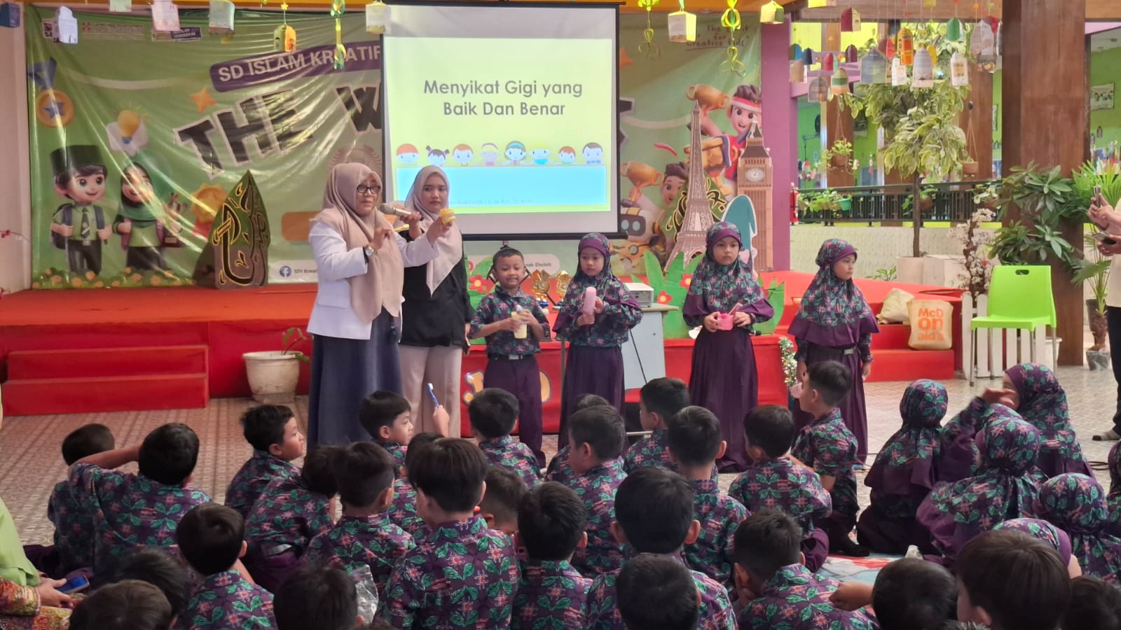 BERMANFAAT: drg. Dwi Wahyu Indrawati saat memberikan edukasi kesehatan gigi ke anak-anak SDI Kreatif Mutiara Anak Sholeh. (M SAIFUL ROHMAN/RADAR SIDOARJO)
