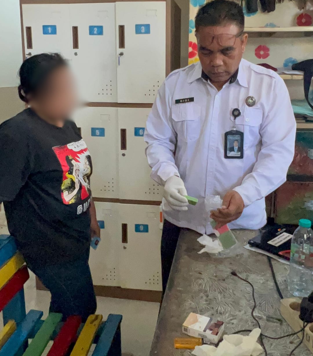 NEKAT: Seorang wanita berinisial SA diinterogasi petugas Lapas Porong, Sidoarjo.