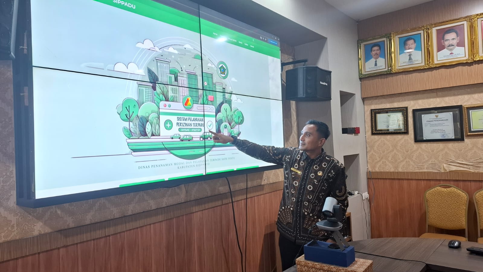 INOVASI: Kepala Dinas Penanaman Modal dan Pelayanan Terpadu Satu Pintu (DPMPTSP) Sidoarjo, Rudi Setiawan saat menunjukkan menu Aplikasi Sipadu. (M SAIFUL ROHMAN/RADAR SIDOARJO)