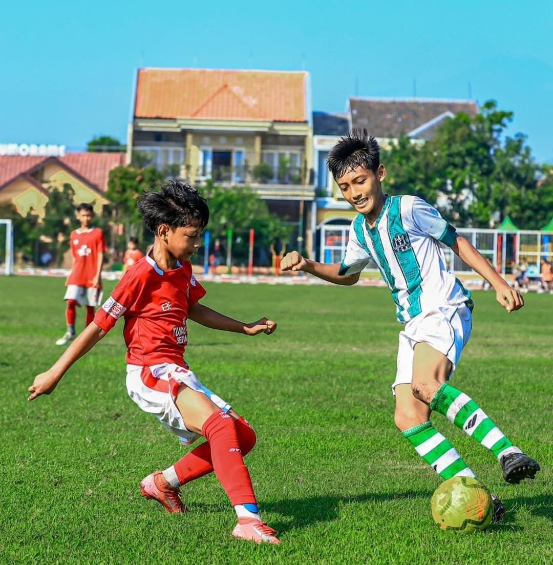 SIAP BERSAING: Pemain Deltras Sidoarjo U-13 (kanan) saat bermain di lapangan. (IST/DELTRAS ACADEMY)