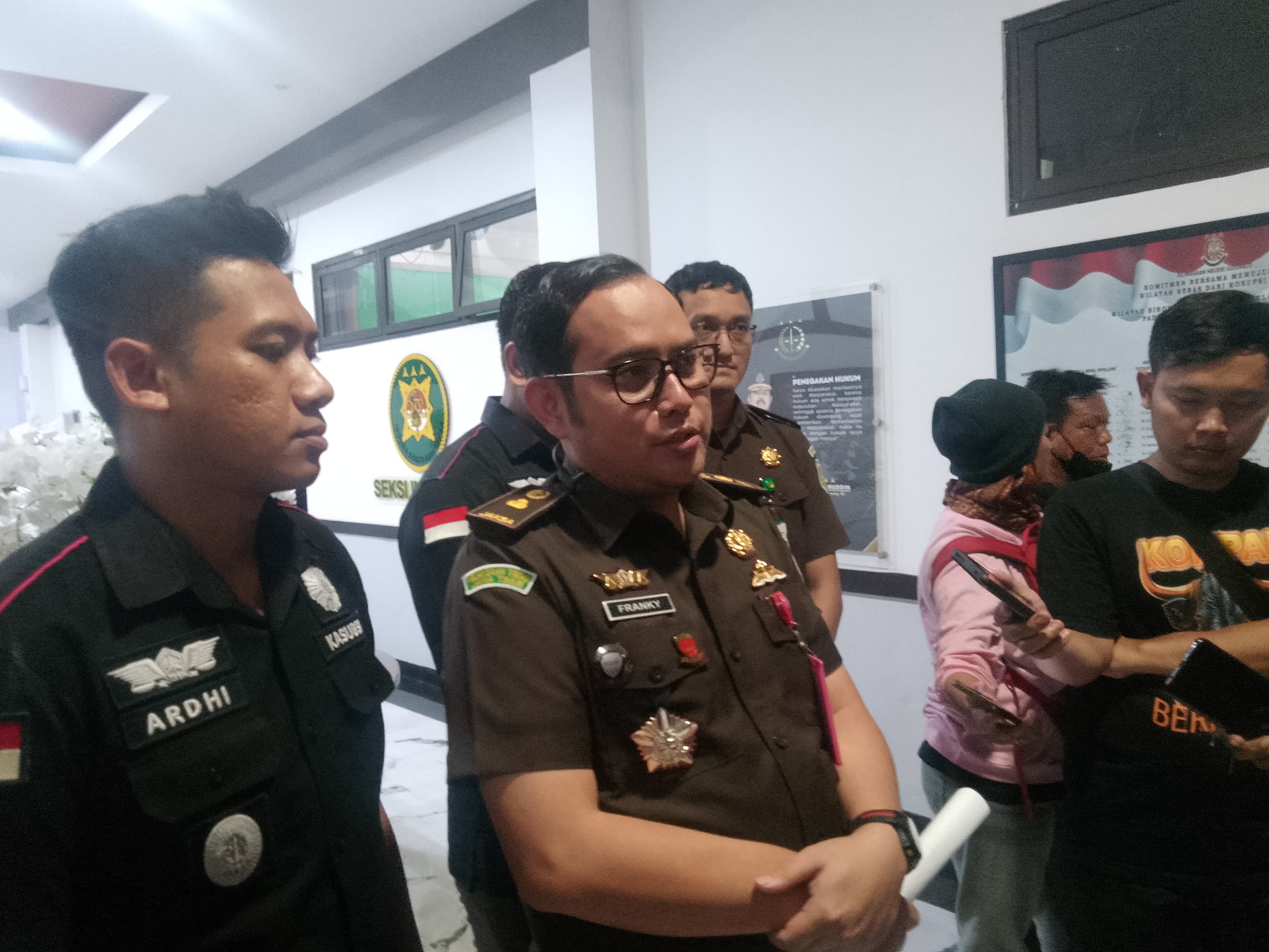TUNTASKAN PERKARA: Kasipidsus Kejari Sidoarjo, John Franky saat doorstop dengan media. (DIKY SANSIRI/RADAR SIDOARJO)