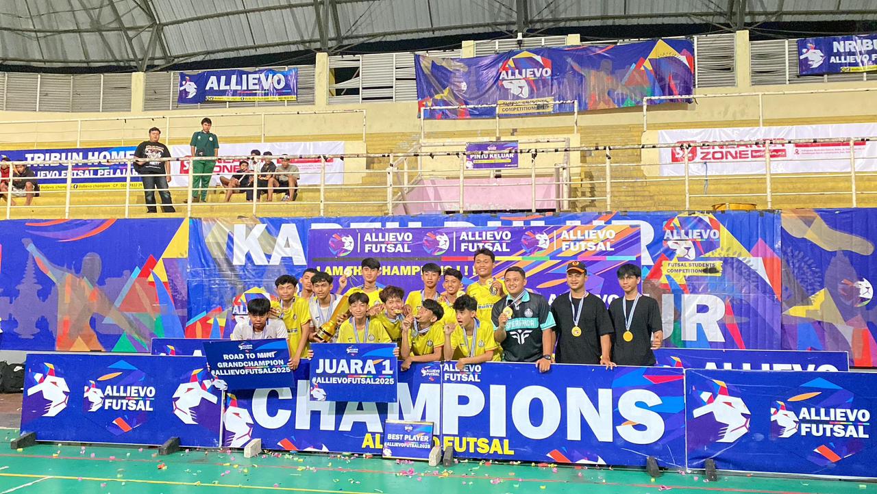 BERPRESTASI: Para pemain futsal SMK Antartika 2 Sidoarjo saat mengangkat trofi. (ANAS/RADAR SIDOARJO)
