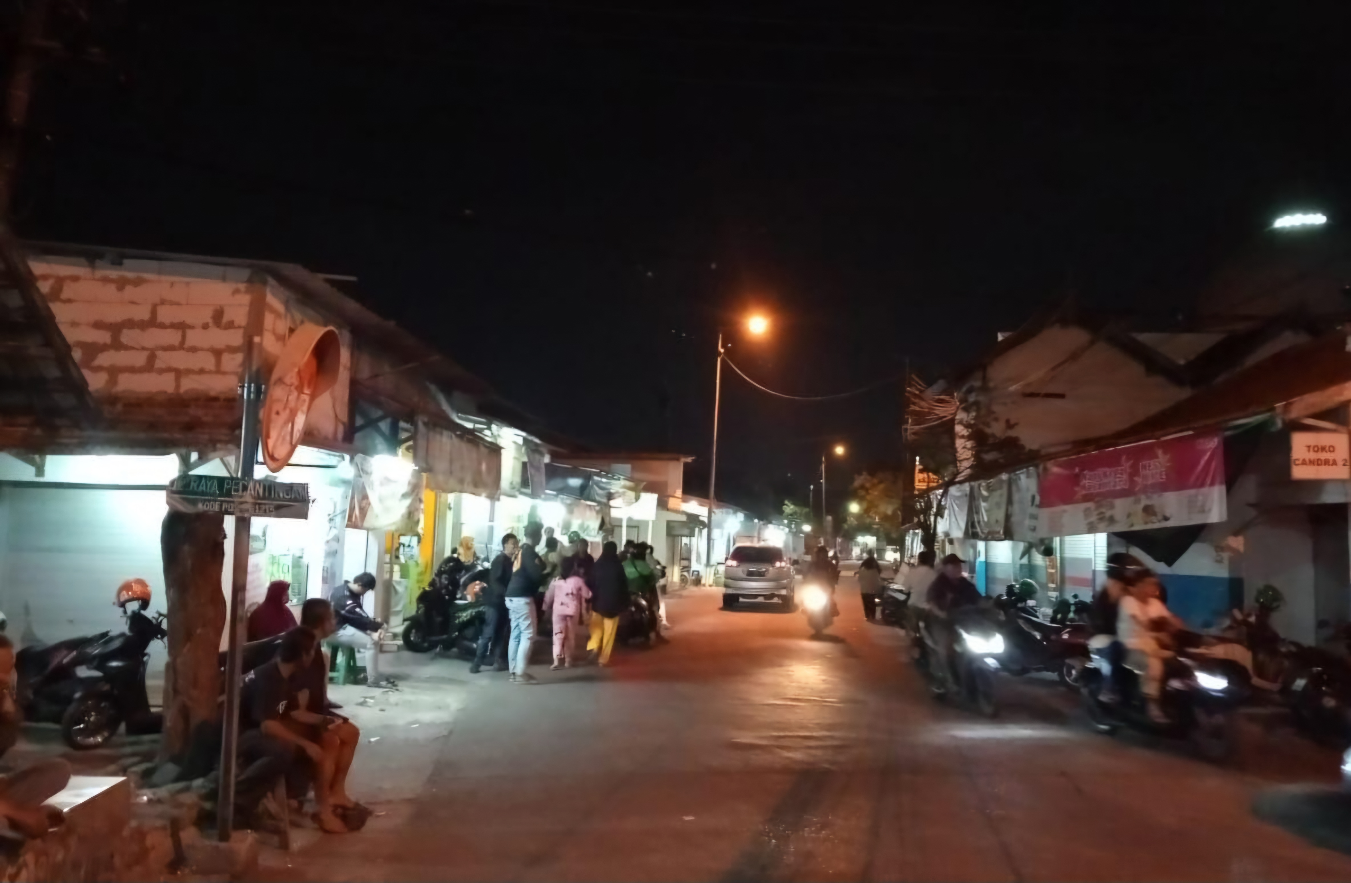 BERDUKA : Suasana rumah duka di Sekardangan Sidoarjo dipadati driver ojol pada malam ini, Minggu (27/7). Korban ditemukan terbungkus kardus di Kedamean, Gresik. (DIKY SANSIRI/RADAR SIDOARJO)